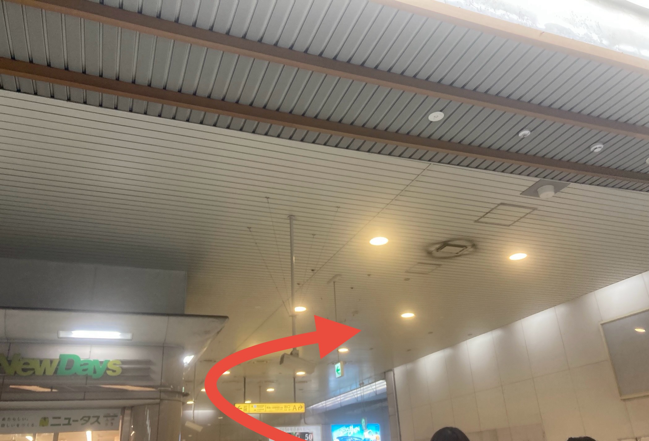 ファミリーマート前 エスカレーター